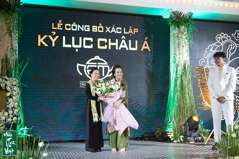 Trà sư Ngô Thị Thanh Tâm (bên phải) - người dành 30 năm nghiên cứu về văn hóa trà 