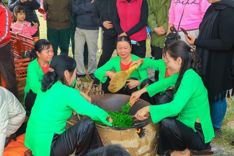 Cuộc thi sao chè ngon được tổ chức tại Lễ hội “Hương sắc Trà xuân - Vùng chè đặc sản Tân Cương” Xuân Quý Mão năm 2023