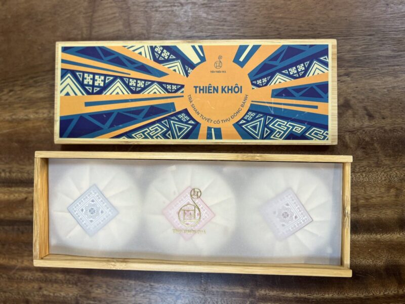 Thien khoi 2 Thiên Khôi – Trà Shan Tuyết cổ thụ đóng bánh – Tiên Thiên Trà